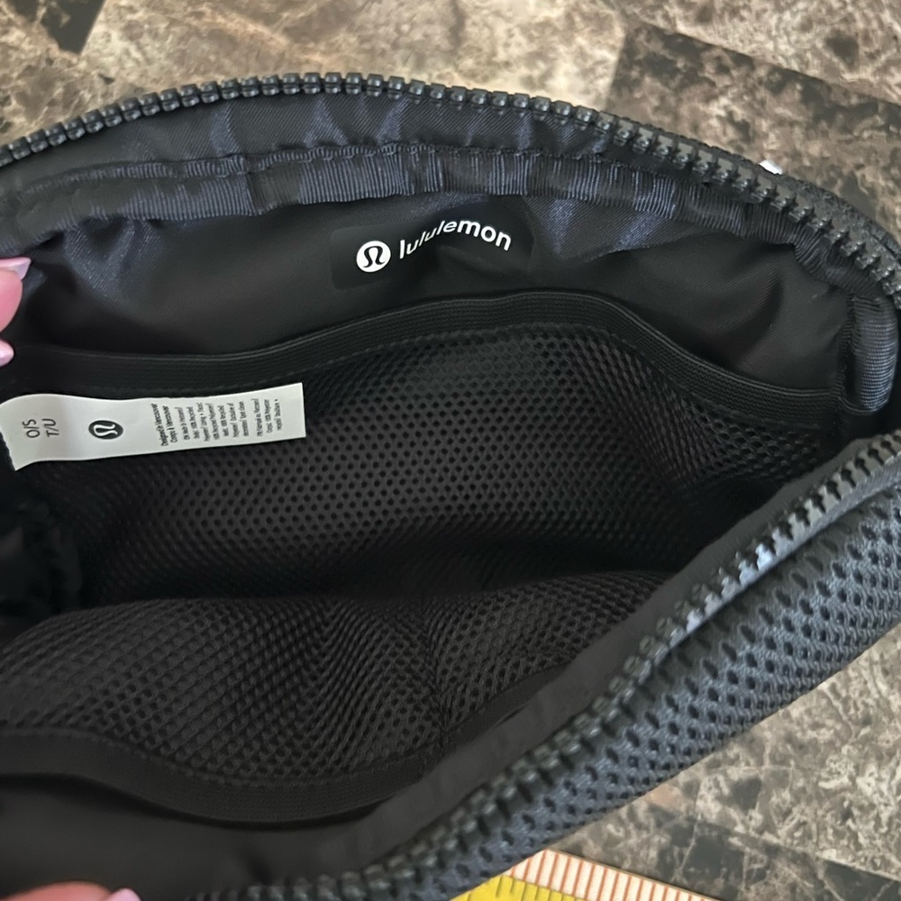 lululemon everywhere belt Bag knit mesh black color one size 1L NWT - Picture 11 of 12